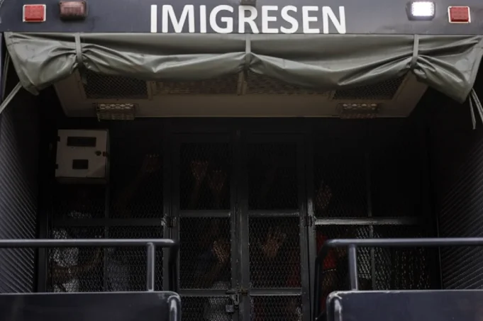 Imigresen menyelamatkan pembantu rumah Indonesia yang dieksploitasi yang bersembunyi dalam almari.