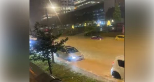 Banjir kilat melanda i-City Mall selepas hujan lebat.