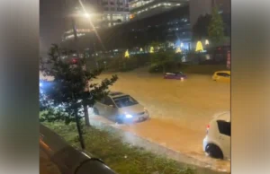 Banjir kilat melanda i-City Mall selepas hujan lebat.