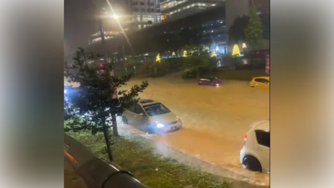 Banjir kilat melanda i-City Mall selepas hujan lebat.