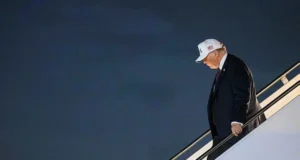 Mengancam Iran, mendesak untuk perjanjian.