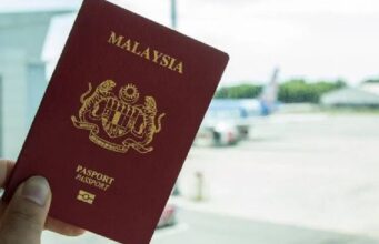 Seorang lelaki membuat keputusan drastik dengan membenarkan isteri pertamanya memegang pasport, sementara dia merancang untuk bertemu isteri keduanya di Indonesia menggunakan jalan belakang. Taktik ini menandakan keinginan dan kesanggupannya untuk melindungi rahsia kehidupannya, sambil mengharapkan pertemuan tersebut dapat dijalankan tanpa dikesan. Dalam usaha ini, dia mempertaruhkan segala-galanya, mencerminkan betapa kompleksnya dinamika dalam hubungan poligami.