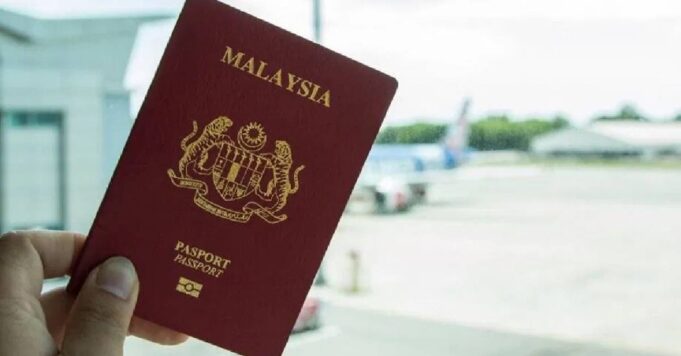 Seorang lelaki membuat keputusan drastik dengan membenarkan isteri pertamanya memegang pasport, sementara dia merancang untuk bertemu isteri keduanya di Indonesia menggunakan jalan belakang. Taktik ini menandakan keinginan dan kesanggupannya untuk melindungi rahsia kehidupannya, sambil mengharapkan pertemuan tersebut dapat dijalankan tanpa dikesan. Dalam usaha ini, dia mempertaruhkan segala-galanya, mencerminkan betapa kompleksnya dinamika dalam hubungan poligami.