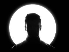 Video berdurasi 20 minit yang mirip dengan gaya penyanyi lelaki terkenal telah mencetuskan viral, dengan tuduhan cuba memeras ugut bekas teman wanita. Dalam video tersebut, karektor utama menampilkan aksi yang menyerupai lagu-lagu popular, tetapi dengan latar belakang yang lebih intim dan kontroversial.
Pelbagai pihak mengkritik tindakan ini sebagai satu bentuk penyalahgunaan, di mana individu berkenaan didakwa menggunakan video tersebut untuk menekan bekas pasangannya. Langkah ini menimbulkan kebimbangan mengenai keselamatan dan hak privasi individu, terutama dalam konteks hubungan yang telah berakhir.
Sejumlah netizen menyatakan bahawa ini bukan sekadar masalah peribadi, tetapi juga refleksi masalah yang lebih besar tentang cara teknologi dan media sosial boleh dieksploitasi dalam hubungan yang tidak sihat. Masyarakat diseru untuk lebih peka dan melaporkan sebarang tindakan yang membawa kepada penindasan atau ugutan.