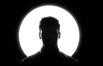 Video berdurasi 20 minit yang mirip dengan gaya penyanyi lelaki terkenal telah mencetuskan viral, dengan tuduhan cuba memeras ugut bekas teman wanita. Dalam video tersebut, karektor utama menampilkan aksi yang menyerupai lagu-lagu popular, tetapi dengan latar belakang yang lebih intim dan kontroversial.
Pelbagai pihak mengkritik tindakan ini sebagai satu bentuk penyalahgunaan, di mana individu berkenaan didakwa menggunakan video tersebut untuk menekan bekas pasangannya. Langkah ini menimbulkan kebimbangan mengenai keselamatan dan hak privasi individu, terutama dalam konteks hubungan yang telah berakhir.
Sejumlah netizen menyatakan bahawa ini bukan sekadar masalah peribadi, tetapi juga refleksi masalah yang lebih besar tentang cara teknologi dan media sosial boleh dieksploitasi dalam hubungan yang tidak sihat. Masyarakat diseru untuk lebih peka dan melaporkan sebarang tindakan yang membawa kepada penindasan atau ugutan.