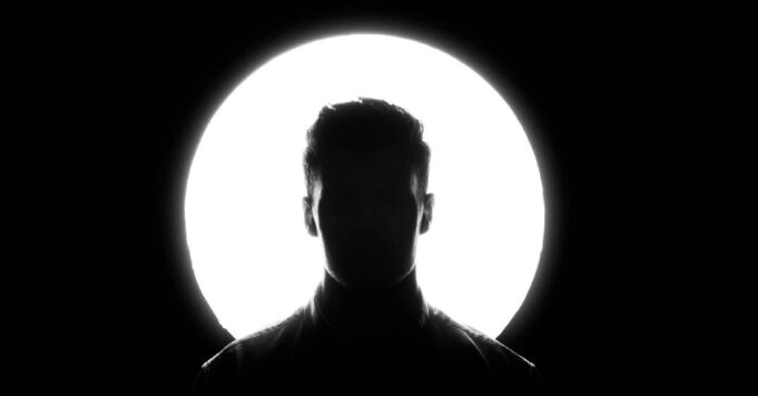 Video berdurasi 20 minit yang mirip dengan gaya penyanyi lelaki terkenal telah mencetuskan viral, dengan tuduhan cuba memeras ugut bekas teman wanita. Dalam video tersebut, karektor utama menampilkan aksi yang menyerupai lagu-lagu popular, tetapi dengan latar belakang yang lebih intim dan kontroversial.
Pelbagai pihak mengkritik tindakan ini sebagai satu bentuk penyalahgunaan, di mana individu berkenaan didakwa menggunakan video tersebut untuk menekan bekas pasangannya. Langkah ini menimbulkan kebimbangan mengenai keselamatan dan hak privasi individu, terutama dalam konteks hubungan yang telah berakhir.
Sejumlah netizen menyatakan bahawa ini bukan sekadar masalah peribadi, tetapi juga refleksi masalah yang lebih besar tentang cara teknologi dan media sosial boleh dieksploitasi dalam hubungan yang tidak sihat. Masyarakat diseru untuk lebih peka dan melaporkan sebarang tindakan yang membawa kepada penindasan atau ugutan.