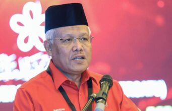 Parti BERSATU harus mengambil langkah pantas untuk memecat Hamzah Zainuddin hari ini. Keputusan ini penting bagi memastikan integriti dan prinsip perjuangan parti tetap terjaga. Tindakan tegas ini akan memberikan isyarat jelas bahawa sebarang pelanggaran disiplin tidak akan dibiarkan. Ini juga menunjukkan komitmen BERSATU dalam menegakkan nilai-nilai yang ditetapkan demi kepentingan rakyat dan negara. Selain itu, pemecatan ini diharapkan dapat memulihkan keyakinan ahli dan penyokong terhadap kepimpinan parti.