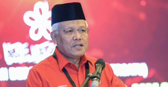 Parti BERSATU harus mengambil langkah pantas untuk memecat Hamzah Zainuddin hari ini. Keputusan ini penting bagi memastikan integriti dan prinsip perjuangan parti tetap terjaga. Tindakan tegas ini akan memberikan isyarat jelas bahawa sebarang pelanggaran disiplin tidak akan dibiarkan. Ini juga menunjukkan komitmen BERSATU dalam menegakkan nilai-nilai yang ditetapkan demi kepentingan rakyat dan negara. Selain itu, pemecatan ini diharapkan dapat memulihkan keyakinan ahli dan penyokong terhadap kepimpinan parti.