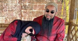 Suami Heliza Helmi merayu agar diikat jamin, bimbang akan kesan negatif jika janggutnya dipotong semasa dalam tahanan. Keadaan itu dianggap boleh memberi impak besar terhadapnya, terutama dari segi psikologi dan identiti. Permohonan ini dibuat agar dia dapat menjalani proses tersebut dengan lebih baik tanpa berdepan risiko kehilangan ciri peribadi yang penting baginya.