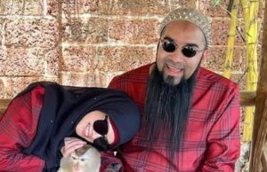 Suami Heliza Helmi merayu agar diikat jamin, bimbang akan kesan negatif jika janggutnya dipotong semasa dalam tahanan. Keadaan itu dianggap boleh memberi impak besar terhadapnya, terutama dari segi psikologi dan identiti. Permohonan ini dibuat agar dia dapat menjalani proses tersebut dengan lebih baik tanpa berdepan risiko kehilangan ciri peribadi yang penting baginya.