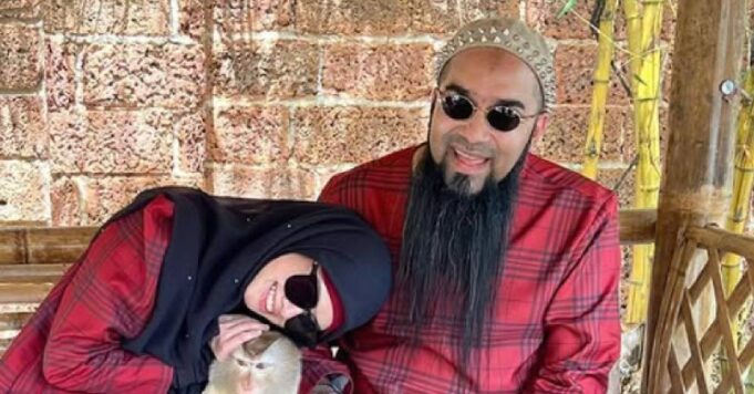 Suami Heliza Helmi merayu agar diikat jamin, bimbang akan kesan negatif jika janggutnya dipotong semasa dalam tahanan. Keadaan itu dianggap boleh memberi impak besar terhadapnya, terutama dari segi psikologi dan identiti. Permohonan ini dibuat agar dia dapat menjalani proses tersebut dengan lebih baik tanpa berdepan risiko kehilangan ciri peribadi yang penting baginya.