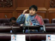 Petronas mengekalkan pengeluaran minyak dan gas di Sabah walaupun harga merosot.