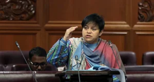 Petronas mengekalkan pengeluaran minyak dan gas di Sabah walaupun harga merosot.