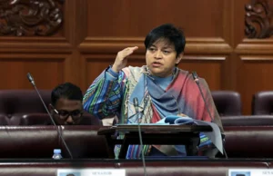 Petronas mengekalkan pengeluaran minyak dan gas di Sabah walaupun harga merosot.