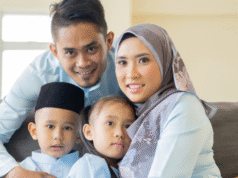 Zaman kini telah berubah dengan pesat, dan keperluan anak-anak semakin kompleks. Berikut adalah beberapa keperluan yang mungkin terlepas pandang oleh ibu bapa:
Kecerdasan Emosi: Mengajar anak mengenali dan mengurus emosi adalah penting bagi kesejahteraan mental.
Kemahiran Digital: Pendedahan kepada teknologi adalah ajaran penting, termasuk keselamatan siber dan literasi media.
Pemikiran Kritis dan Kreativiti: Sediakan ruang untuk anak berfikir secara analitik dan mencipta, bukan hanya mengikut arahan.
Kemahiran Sosial: Interaksi dengan rakan sebaya membantu membina hubungan dan mengembangkan empati.
Kesedaran Persekitaran: Pendidikan tentang kelestarian dan tanggungjawab terhadap alam sekitar harus ditekankan.
Fleksibiliti dan Adaptasi: Ajar anak bersikap terbuka terhadap perubahan dan bersedia untuk belajar dari pengalaman.
Pengurusan Kewangan: Pengenalan kepada asas kewangan dan perancangan bajet sejak kecil dapat membentuk tabiat yang baik.
Kesihatan Mental: Memberi penekanan kepada pentingnya menjaga kesihatan mental, termasuk teknik relaksasi dan meditasi.
Minat dan Hobi: Dorong anak untuk mengeksplorasi pelbagai aktiviti lain bagi mengembangkan potensi dan bakat diri.
Komunikasi Berkesan: Latih anak untuk berkomunikasi dengan berkesan, termasuk mendengar dan menghargai pandangan orang lain.
Dengan memberi perhatian kepada aspek-aspek ini, ibu bapa dapat membantu anak-anak bersiap sedia untuk menghadapi masa depan dengan lebih baik.