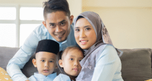 Zaman kini telah berubah dengan pesat, dan keperluan anak-anak semakin kompleks. Berikut adalah beberapa keperluan yang mungkin terlepas pandang oleh ibu bapa:
Kecerdasan Emosi: Mengajar anak mengenali dan mengurus emosi adalah penting bagi kesejahteraan mental.
Kemahiran Digital: Pendedahan kepada teknologi adalah ajaran penting, termasuk keselamatan siber dan literasi media.
Pemikiran Kritis dan Kreativiti: Sediakan ruang untuk anak berfikir secara analitik dan mencipta, bukan hanya mengikut arahan.
Kemahiran Sosial: Interaksi dengan rakan sebaya membantu membina hubungan dan mengembangkan empati.
Kesedaran Persekitaran: Pendidikan tentang kelestarian dan tanggungjawab terhadap alam sekitar harus ditekankan.
Fleksibiliti dan Adaptasi: Ajar anak bersikap terbuka terhadap perubahan dan bersedia untuk belajar dari pengalaman.
Pengurusan Kewangan: Pengenalan kepada asas kewangan dan perancangan bajet sejak kecil dapat membentuk tabiat yang baik.
Kesihatan Mental: Memberi penekanan kepada pentingnya menjaga kesihatan mental, termasuk teknik relaksasi dan meditasi.
Minat dan Hobi: Dorong anak untuk mengeksplorasi pelbagai aktiviti lain bagi mengembangkan potensi dan bakat diri.
Komunikasi Berkesan: Latih anak untuk berkomunikasi dengan berkesan, termasuk mendengar dan menghargai pandangan orang lain.
Dengan memberi perhatian kepada aspek-aspek ini, ibu bapa dapat membantu anak-anak bersiap sedia untuk menghadapi masa depan dengan lebih baik.