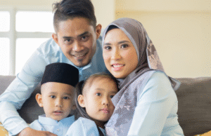 Zaman kini telah berubah dengan pesat, dan keperluan anak-anak semakin kompleks. Berikut adalah beberapa keperluan yang mungkin terlepas pandang oleh ibu bapa:
Kecerdasan Emosi: Mengajar anak mengenali dan mengurus emosi adalah penting bagi kesejahteraan mental.
Kemahiran Digital: Pendedahan kepada teknologi adalah ajaran penting, termasuk keselamatan siber dan literasi media.
Pemikiran Kritis dan Kreativiti: Sediakan ruang untuk anak berfikir secara analitik dan mencipta, bukan hanya mengikut arahan.
Kemahiran Sosial: Interaksi dengan rakan sebaya membantu membina hubungan dan mengembangkan empati.
Kesedaran Persekitaran: Pendidikan tentang kelestarian dan tanggungjawab terhadap alam sekitar harus ditekankan.
Fleksibiliti dan Adaptasi: Ajar anak bersikap terbuka terhadap perubahan dan bersedia untuk belajar dari pengalaman.
Pengurusan Kewangan: Pengenalan kepada asas kewangan dan perancangan bajet sejak kecil dapat membentuk tabiat yang baik.
Kesihatan Mental: Memberi penekanan kepada pentingnya menjaga kesihatan mental, termasuk teknik relaksasi dan meditasi.
Minat dan Hobi: Dorong anak untuk mengeksplorasi pelbagai aktiviti lain bagi mengembangkan potensi dan bakat diri.
Komunikasi Berkesan: Latih anak untuk berkomunikasi dengan berkesan, termasuk mendengar dan menghargai pandangan orang lain.
Dengan memberi perhatian kepada aspek-aspek ini, ibu bapa dapat membantu anak-anak bersiap sedia untuk menghadapi masa depan dengan lebih baik.
