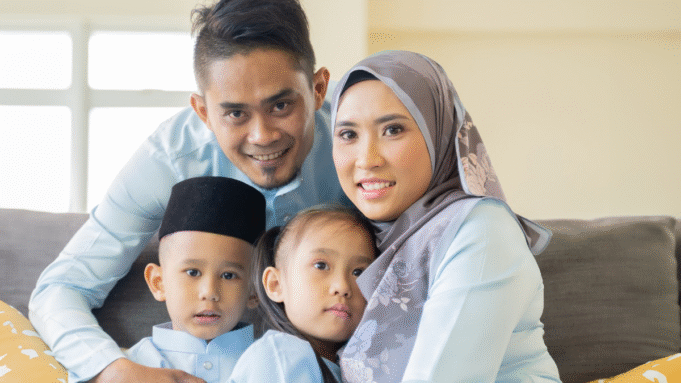 Zaman kini telah berubah dengan pesat, dan keperluan anak-anak semakin kompleks. Berikut adalah beberapa keperluan yang mungkin terlepas pandang oleh ibu bapa:
Kecerdasan Emosi: Mengajar anak mengenali dan mengurus emosi adalah penting bagi kesejahteraan mental.
Kemahiran Digital: Pendedahan kepada teknologi adalah ajaran penting, termasuk keselamatan siber dan literasi media.
Pemikiran Kritis dan Kreativiti: Sediakan ruang untuk anak berfikir secara analitik dan mencipta, bukan hanya mengikut arahan.
Kemahiran Sosial: Interaksi dengan rakan sebaya membantu membina hubungan dan mengembangkan empati.
Kesedaran Persekitaran: Pendidikan tentang kelestarian dan tanggungjawab terhadap alam sekitar harus ditekankan.
Fleksibiliti dan Adaptasi: Ajar anak bersikap terbuka terhadap perubahan dan bersedia untuk belajar dari pengalaman.
Pengurusan Kewangan: Pengenalan kepada asas kewangan dan perancangan bajet sejak kecil dapat membentuk tabiat yang baik.
Kesihatan Mental: Memberi penekanan kepada pentingnya menjaga kesihatan mental, termasuk teknik relaksasi dan meditasi.
Minat dan Hobi: Dorong anak untuk mengeksplorasi pelbagai aktiviti lain bagi mengembangkan potensi dan bakat diri.
Komunikasi Berkesan: Latih anak untuk berkomunikasi dengan berkesan, termasuk mendengar dan menghargai pandangan orang lain.
Dengan memberi perhatian kepada aspek-aspek ini, ibu bapa dapat membantu anak-anak bersiap sedia untuk menghadapi masa depan dengan lebih baik.
