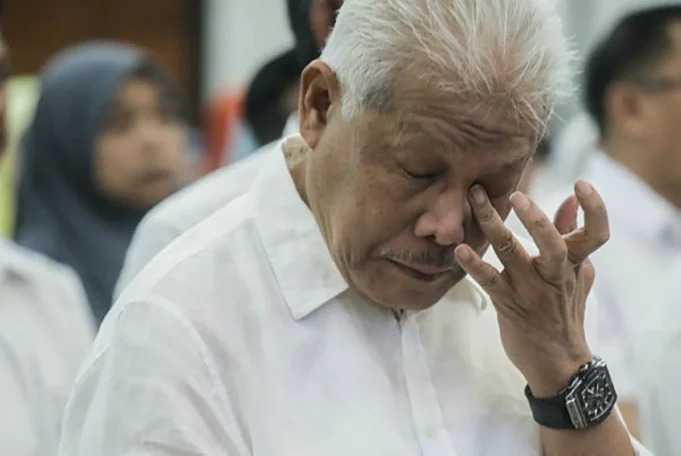 Kekacauan kuasa menggoncang Bersatu, mengancam blok pembangkang.