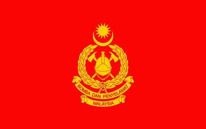 Enam terselamat tanpa cedera selepas pokok menghempap kereta di Seremban.