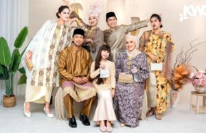 Untuk Aidilfitri 2026, Teal Blue mungkin akan menjadi pilihan yang lebih dominan. Warna ini memberikan kesan tenang dan segar, sesuai dengan suasana perayaan. Sementara itu, Emerald Green juga tidak kurang menarik, melambangkan kemewahan dan keberuntungan. Namun, Teal Blue berpotensi menjadi tren popular kerana ia mudah dipadankan dengan pelbagai aksesori dan menambah elemen moden dalam fesyen Aidilfitri.