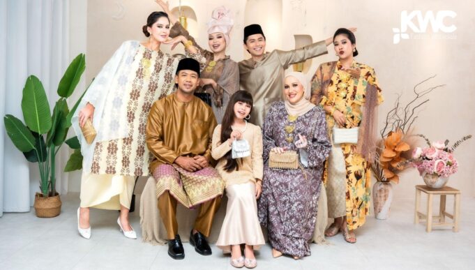 Untuk Aidilfitri 2026, Teal Blue mungkin akan menjadi pilihan yang lebih dominan. Warna ini memberikan kesan tenang dan segar, sesuai dengan suasana perayaan. Sementara itu, Emerald Green juga tidak kurang menarik, melambangkan kemewahan dan keberuntungan. Namun, Teal Blue berpotensi menjadi tren popular kerana ia mudah dipadankan dengan pelbagai aksesori dan menambah elemen moden dalam fesyen Aidilfitri.