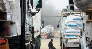 Israel menutup laluan masuk ke Gaza dan menghentikan penghantaran bantuan.