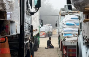 Israel menutup laluan masuk ke Gaza dan menghentikan penghantaran bantuan.