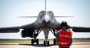 Pendaratan Strategik: Pesawat Pengebom B-1B Lancer Amerika di Pangkalan …