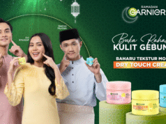 Untuk memastikan muka tidak berminyak walaupun dalam suasana rumah terbuka non-stop, cuba beberapa ‘life hacks’ ini:
Primer Mattifying: Gunakan primer yang membantu mengawal minyak sebelum memakai makeup. Ini akan memberikan lapisan pelindung dan tahan lebih lama.
Kertas Minyak: Sentiasa bawa kertas minyak. Tekan perlahan di bahagian yang berminyak untuk吸收 minyak tanpa mengganggu makeup.
Setting Spray: Pilih setting spray yang mengawal kilauan. Semburkan selepas makeup untuk menjaga kesegaran.
Bedak Jenis Translucent: Gunakan bedak translucent di bawah mata dan di kawasan T untuk mengurangkan kilauan tanpa menambah lapisan tebal.
Minum Air Secara Berkala: Pastikan tubuh terhidrat. Ini boleh membantu mengurangkan pengeluaran minyak semulajadi kulit.
Pilih Makanan Ringan yang Sihat: Kurangkan makanan berminyak dan manis. Pilih buah-buahan dan kacang yang lebih sihat.
Cuci Muka: Sediakan tisu basah untuk membersihkan wajah secara berkala. Ini membantu menanggalkan sebum dan kotoran.
Masker Lumpur: Gunakan masker lumpur sebelum raya untuk mengecutkan pori dan mengawal minyak.
Kekal Berpeluh: Aksesori seperti kipas mini untuk memastikan peluh tidak membuat muka lebih berminyak.
Sampel Makeup Ringan: Cuba gunakan makeup yang ringan dan ‘oil-free’ untuk mencegah kekacauan lebih lanjut.
Dengan tips ini, anda boleh menikmati rumah terbuka sambil menjaga kulit wajah agar sentiasa segar dan tidak berminyak!