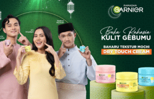 Untuk memastikan muka tidak berminyak walaupun dalam suasana rumah terbuka non-stop, cuba beberapa ‘life hacks’ ini:
Primer Mattifying: Gunakan primer yang membantu mengawal minyak sebelum memakai makeup. Ini akan memberikan lapisan pelindung dan tahan lebih lama.
Kertas Minyak: Sentiasa bawa kertas minyak. Tekan perlahan di bahagian yang berminyak untuk吸收 minyak tanpa mengganggu makeup.
Setting Spray: Pilih setting spray yang mengawal kilauan. Semburkan selepas makeup untuk menjaga kesegaran.
Bedak Jenis Translucent: Gunakan bedak translucent di bawah mata dan di kawasan T untuk mengurangkan kilauan tanpa menambah lapisan tebal.
Minum Air Secara Berkala: Pastikan tubuh terhidrat. Ini boleh membantu mengurangkan pengeluaran minyak semulajadi kulit.
Pilih Makanan Ringan yang Sihat: Kurangkan makanan berminyak dan manis. Pilih buah-buahan dan kacang yang lebih sihat.
Cuci Muka: Sediakan tisu basah untuk membersihkan wajah secara berkala. Ini membantu menanggalkan sebum dan kotoran.
Masker Lumpur: Gunakan masker lumpur sebelum raya untuk mengecutkan pori dan mengawal minyak.
Kekal Berpeluh: Aksesori seperti kipas mini untuk memastikan peluh tidak membuat muka lebih berminyak.
Sampel Makeup Ringan: Cuba gunakan makeup yang ringan dan ‘oil-free’ untuk mencegah kekacauan lebih lanjut.
Dengan tips ini, anda boleh menikmati rumah terbuka sambil menjaga kulit wajah agar sentiasa segar dan tidak berminyak!