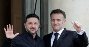 Zelensky tiba di Paris untuk perbincangan tentang menekan Rusia.