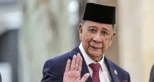 Sultan Kedah dan keluarga diraja menghadiri majlis sambutan Aidilfitri bersama penjawat awam.