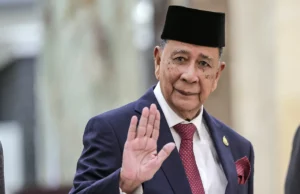 Sultan Kedah dan keluarga diraja menghadiri majlis sambutan Aidilfitri bersama penjawat awam.