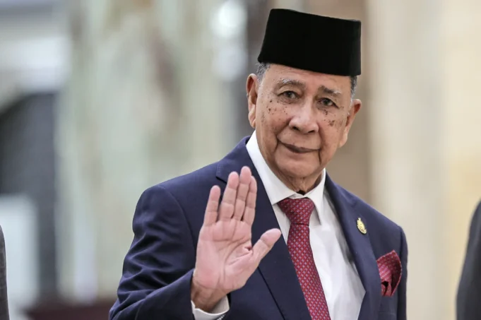 Sultan Kedah dan keluarga diraja menghadiri majlis sambutan Aidilfitri bersama penjawat awam.