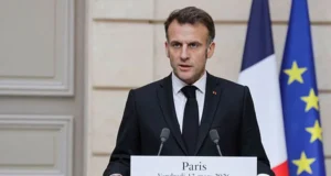 Perancis menawarkan untuk menganjurkan perbincangan gencatan senjata antara Israel dan Lubnan di Paris.