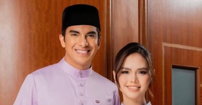 Hari ini, Bella Astillah dan Syed Saddiq mengumumkan pertunangan mereka dalam sebuah majlis yang meriah. Dengan tema sederhana tetapi elegan, pasangan ini disaksikan oleh keluarga dan teman rapat. Rasa cinta yang mendalam jelas terpancar di wajah mereka. Menurut sumber terdekat, mereka merancang untuk melangsungkan majlis nikah dalam tempoh yang tidak lama lagi. Keduanya kelihatan ceria dan tidak sabar untuk memulakan fasa baru dalam hidup mereka bersama.