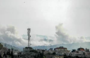 Serangan Israel membunuh tiga wartawan di selatan Lubnan.