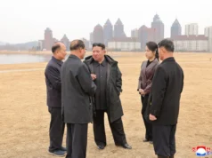 Korea Utara menguji pelancar roket berkemampuan nuklear yang dipantau oleh Kim Jong Un.