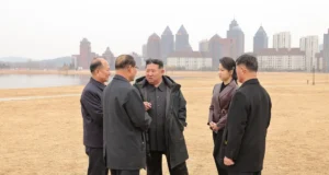 Korea Utara menguji pelancar roket berkemampuan nuklear yang dipantau oleh Kim Jong Un.