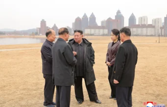 Korea Utara menguji pelancar roket berkemampuan nuklear yang dipantau oleh Kim Jong Un.