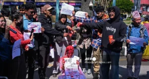 Belia Nepal mengadakan protes bagi menuntut pembebasan laporan mengenai pemberontakan yang meragut nyawa.