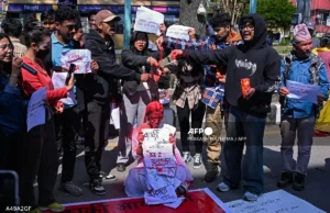 Belia Nepal mengadakan protes bagi menuntut pembebasan laporan mengenai pemberontakan yang meragut nyawa.