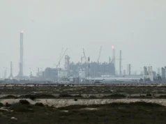 Qatar memberi amaran bahawa eksport tenaga dari Teluk boleh terhenti dalam beberapa minggu.