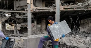 Israel menyerang Tehran sementara Trump memberi isyarat mengenai kemungkinan perjanjian dengan Iran.