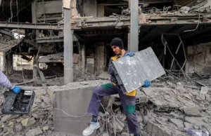 Israel menyerang Tehran sementara Trump memberi isyarat mengenai kemungkinan perjanjian dengan Iran.