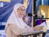Wan Azizah menyampaikan bantuan Aidilfitri kepada 150 rumah tangga di Bandar Tun Razak.