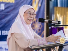 Wan Azizah menyampaikan bantuan Aidilfitri kepada 150 rumah tangga di Bandar Tun Razak.