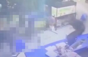 “Anggota Juga Terpaksa Memisahkan” – Viral Video Lima Lelaki Bergaduh Di Balai Polis Klang