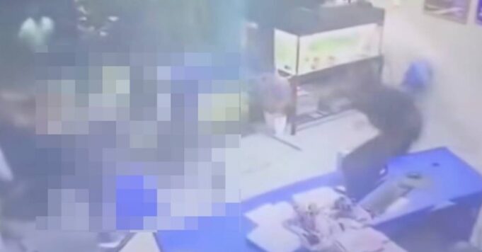 “Anggota Juga Terpaksa Memisahkan” – Viral Video Lima Lelaki Bergaduh Di Balai Polis Klang